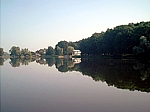 Der Brieskower See, kurz vor der Mündung in die Oder mit Regattahäuschen und Zielturm. Diese sind Relikte der Olympischen Sommerspiele 1936 in Berlin.