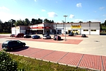 Norma-Einkaufszentrum, ca. 5 Minuten Radweg. Neben der Bahnstation Kraftwerk Finkenheerd. (Norma, Bäcker, Fleischer, Getränkehandel)